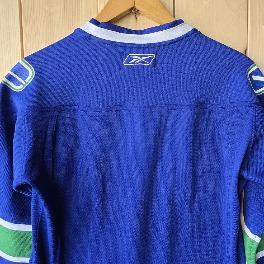 Vancouver Canucks NHL Hockey Reebok Green Blue Jersey Womens Small - Picture 7 of 9